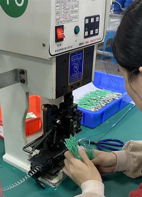 Wire cutting stripping and crimping